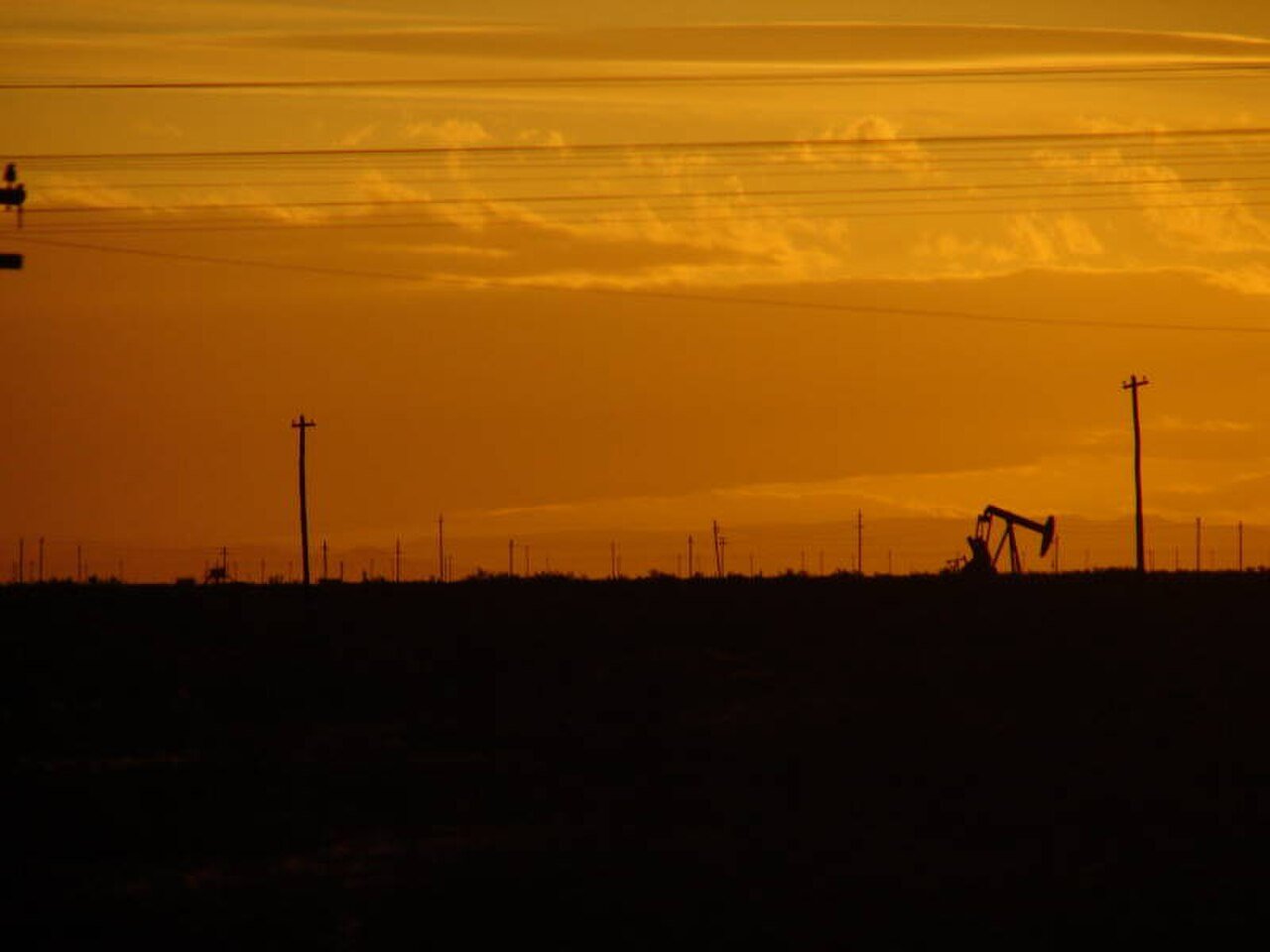 Pozo de petróleo (pumpjack) al atardecer en la Patagonia argentina